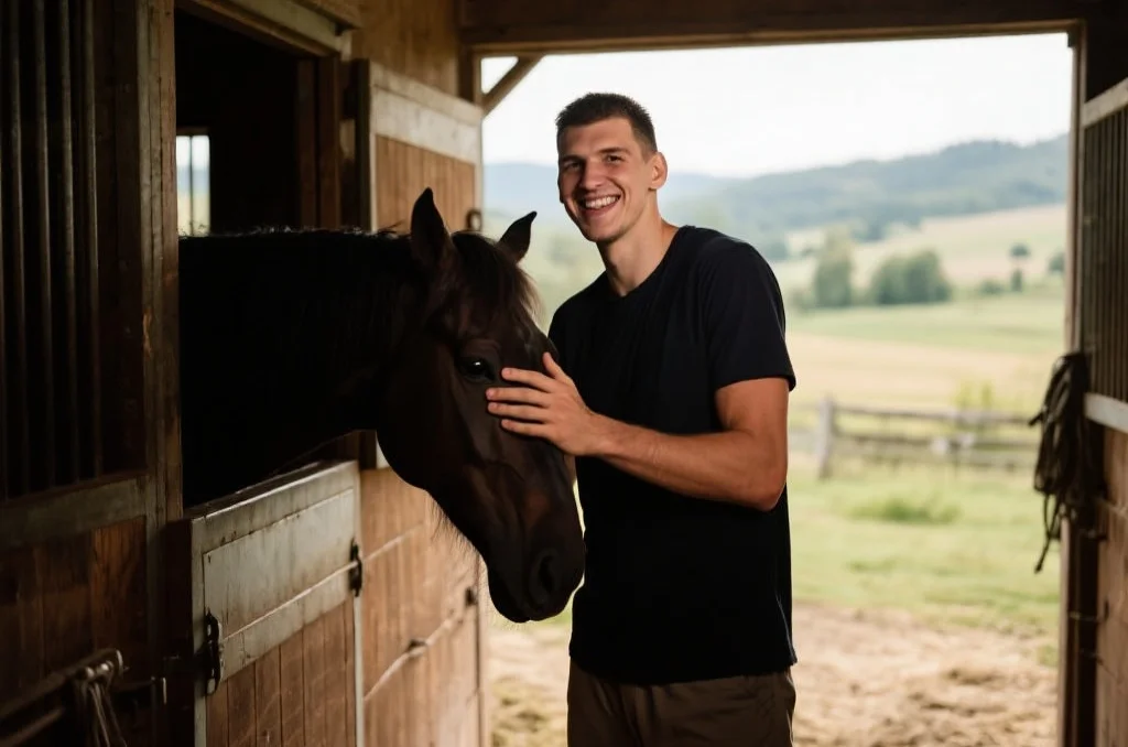 尼古拉·约基奇在马厩中与马互动